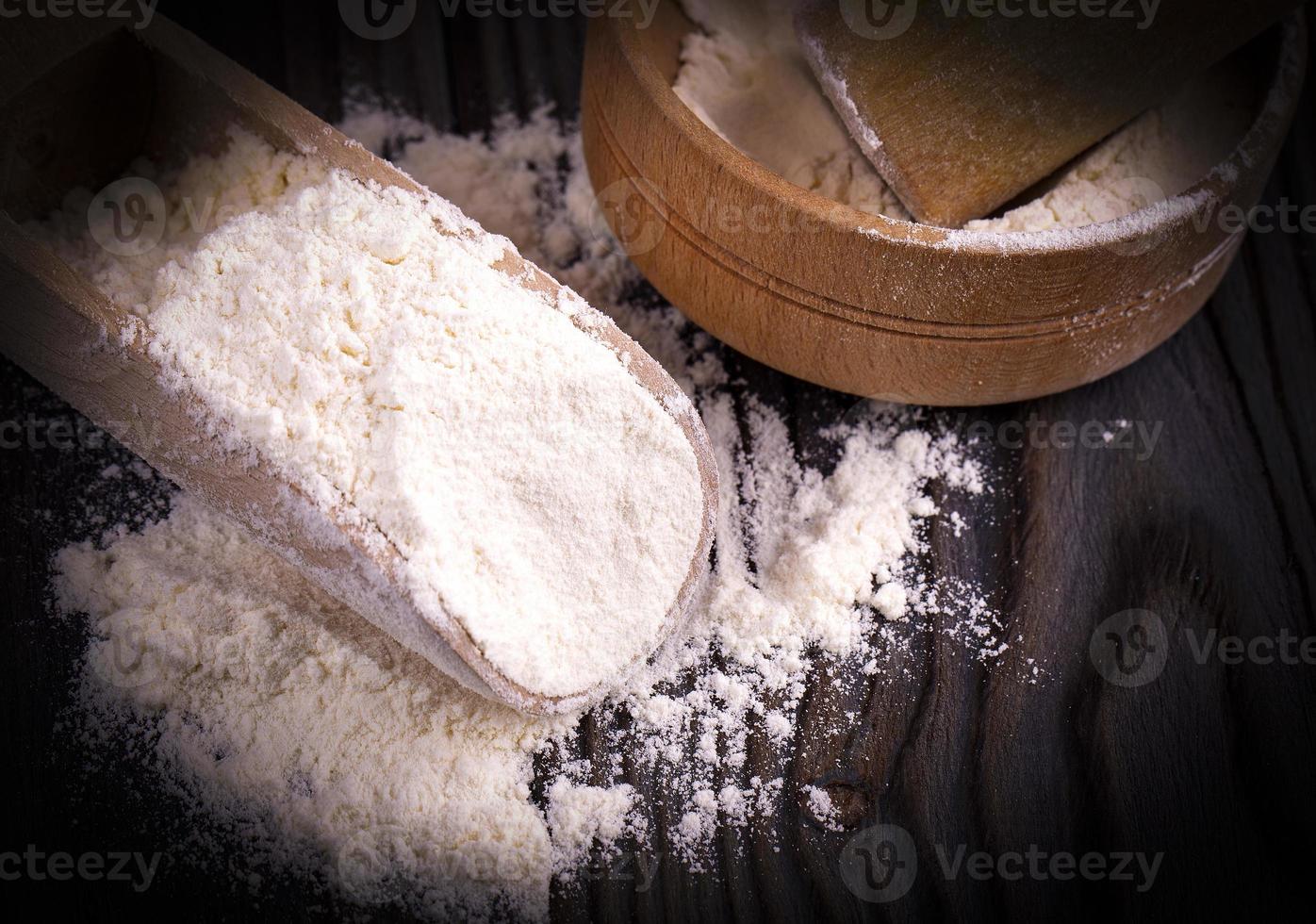 cozinha ainda vida com farinha na mesa de madeira foto