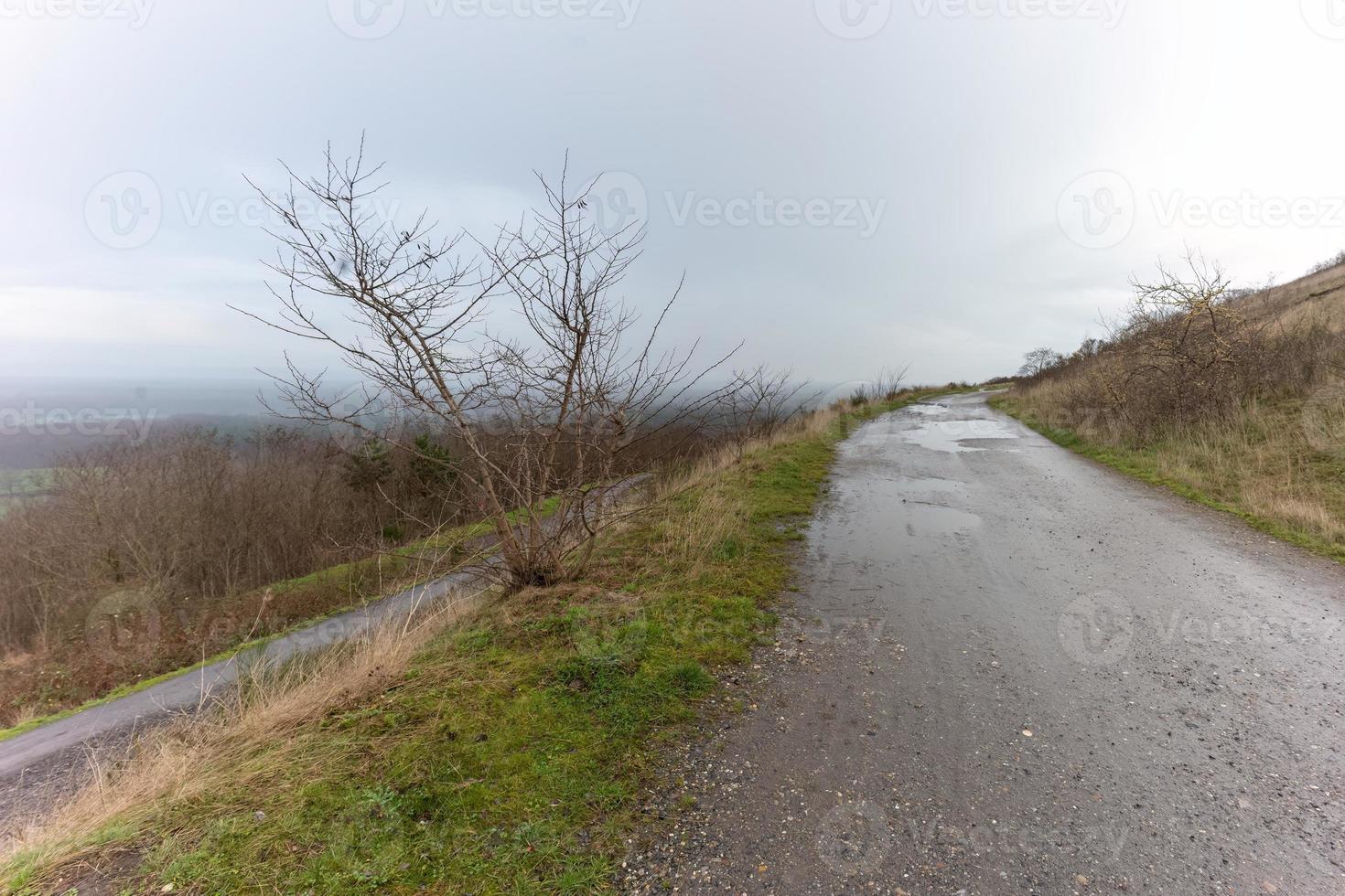 estrada na zona rural no topo da colina foto