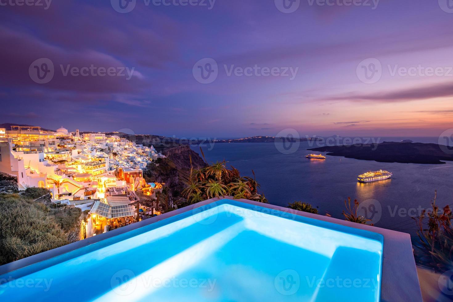 incrível paisagem noturna de fira, piscina infinita vista da caldeira santorini, grécia com navios de cruzeiro ao pôr do sol. céu nublado dramático pôr do sol, cenário maravilhoso de verão, viagens de férias, férias. inspirar foto