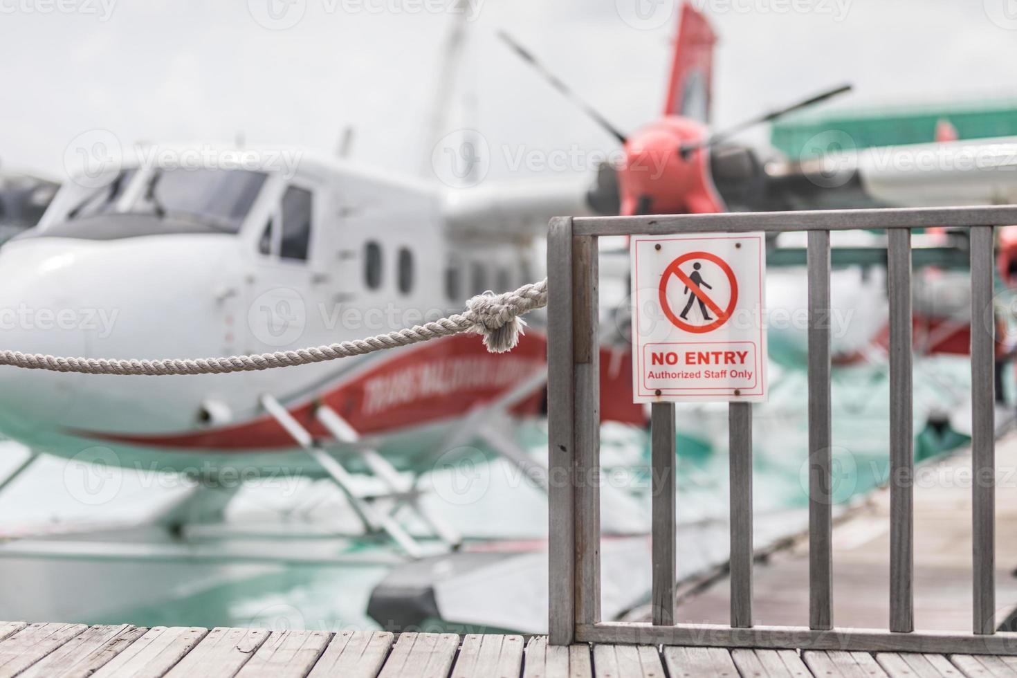 nenhuma zona de perigo de sinal de aviso de entrada no aeroporto, rotor de hidroavião, somente pessoal autorizado, área restrita. aeroporto de male das maldivas foto