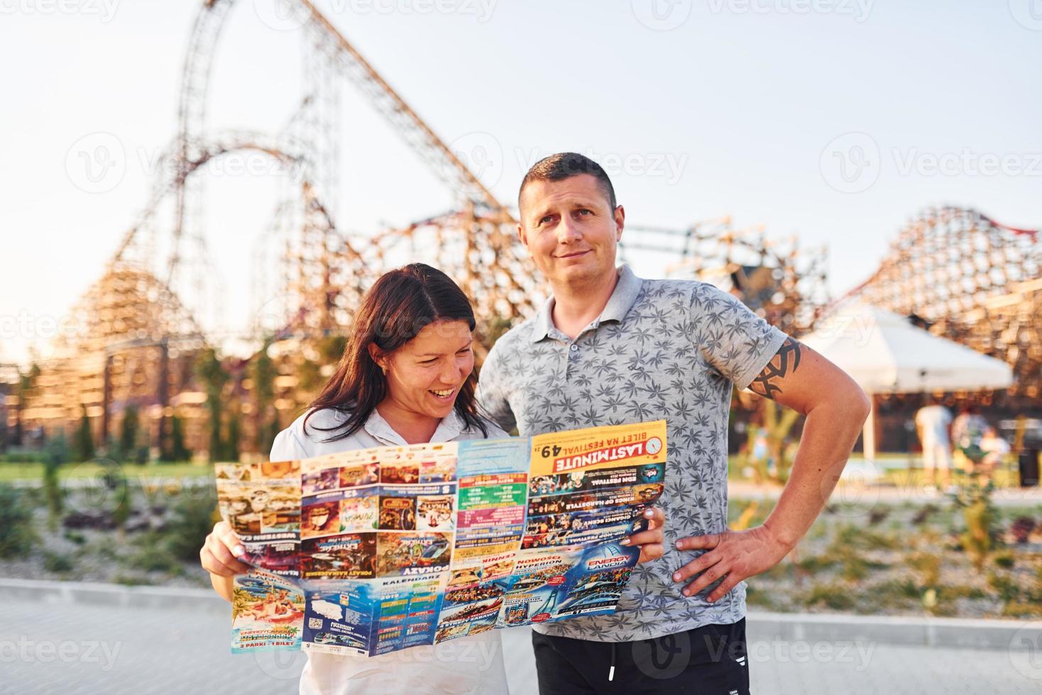 casal perdido em parque de diversões foto