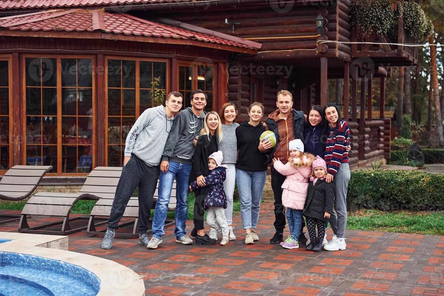 família à beira da piscina. conceito de viagem em família foto