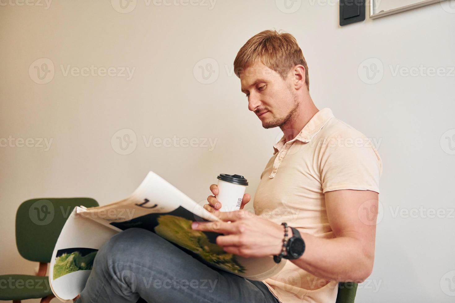 homem lendo jornal foto