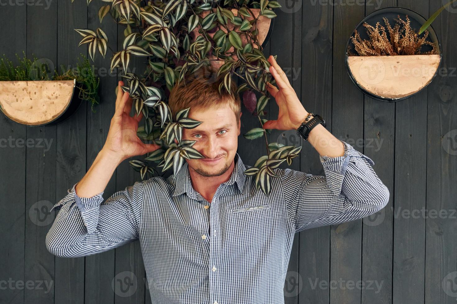 homem bonito com plantas foto