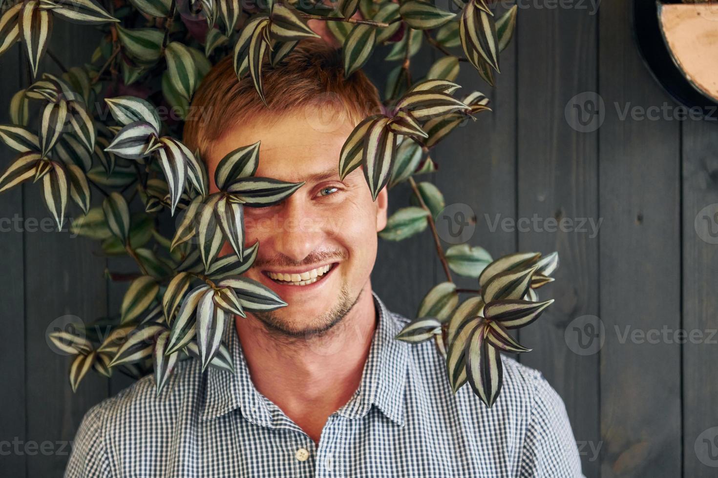 homem bonito com plantas foto