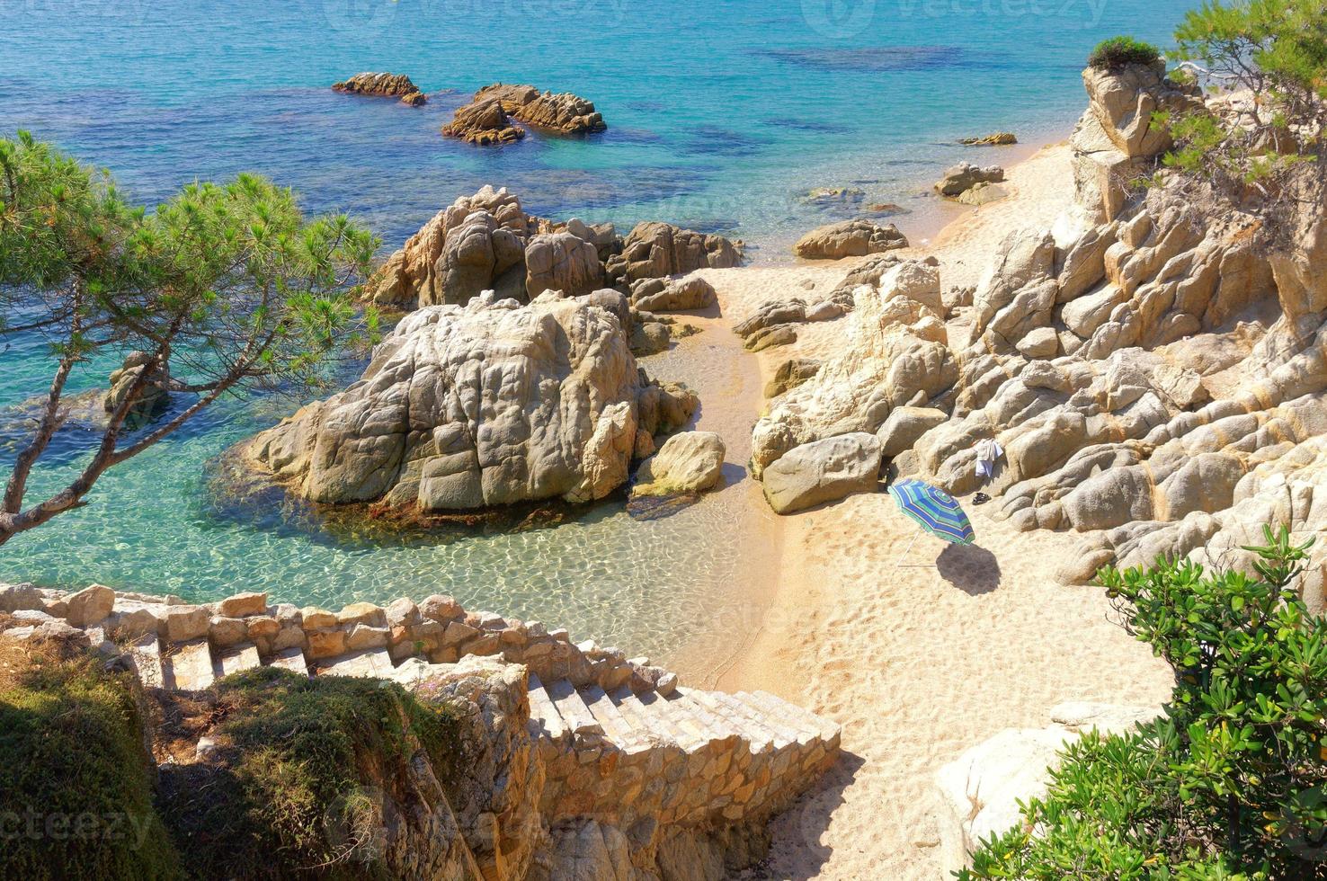 praia idílica na costa brava, catalunha, mar mediterrâneo, espanha foto