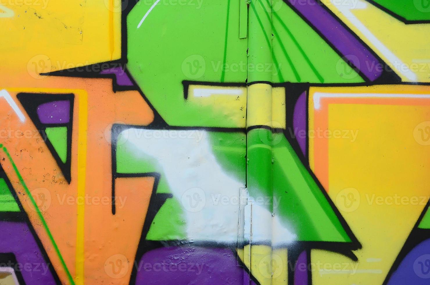 fragmento de desenhos de grafite. a velha parede decorada com manchas de tinta no estilo da cultura da arte de rua. textura de fundo multicolorida foto
