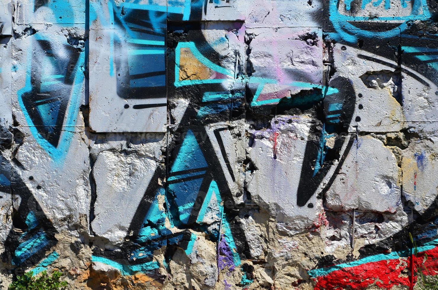 fragmento de um velho grafite colorido desenhando na parede. imagem de fundo como uma ilustração de arte de rua, vandalismo e pintura de parede com tinta aerossol foto