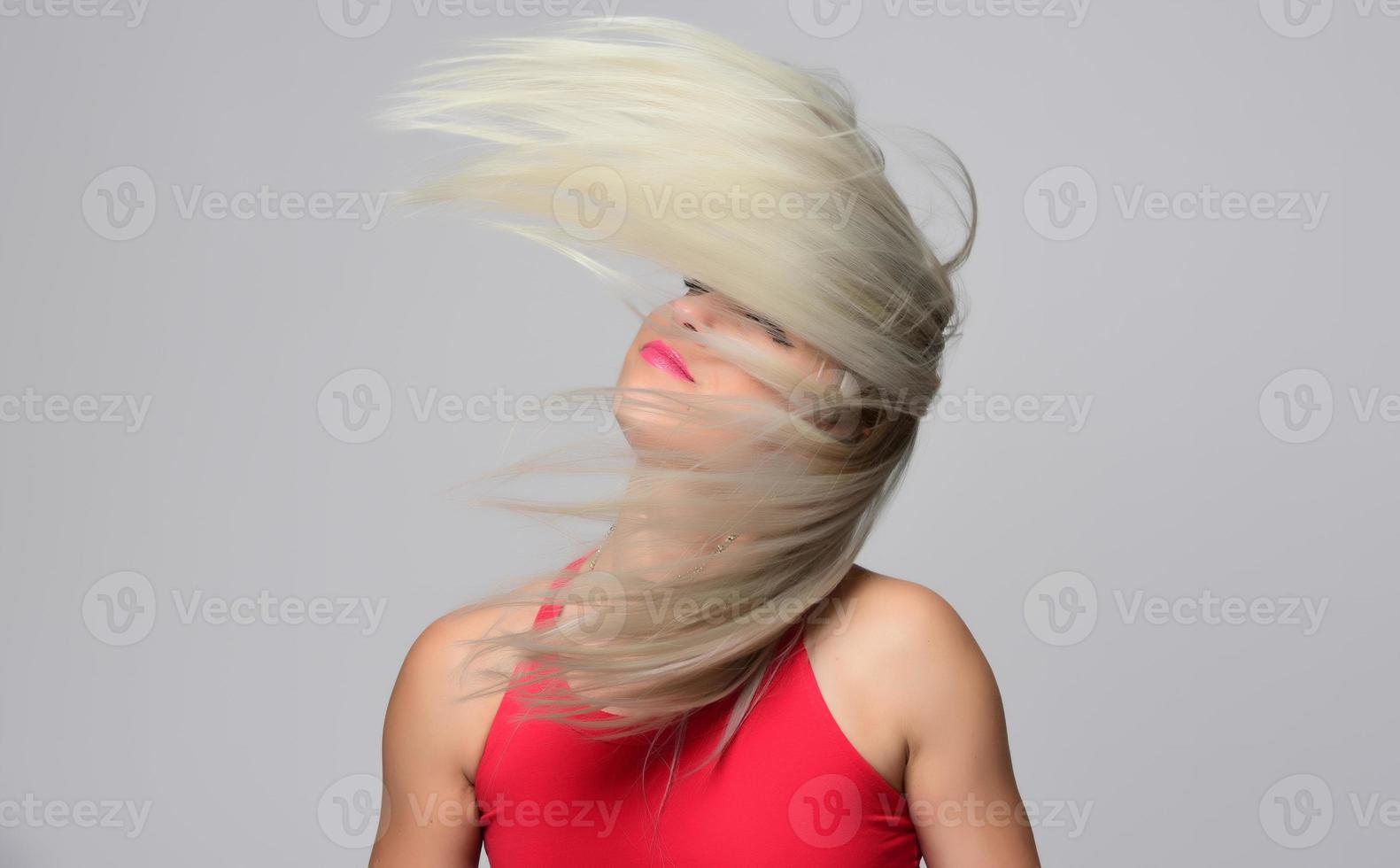 mulher satisfeita feliz com cabelo voador foto