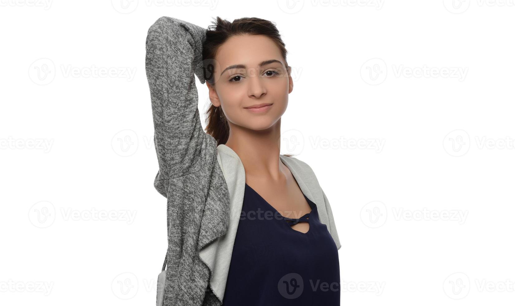 jovem atraente mulher sorridente, segurando seu cabelo forte foto