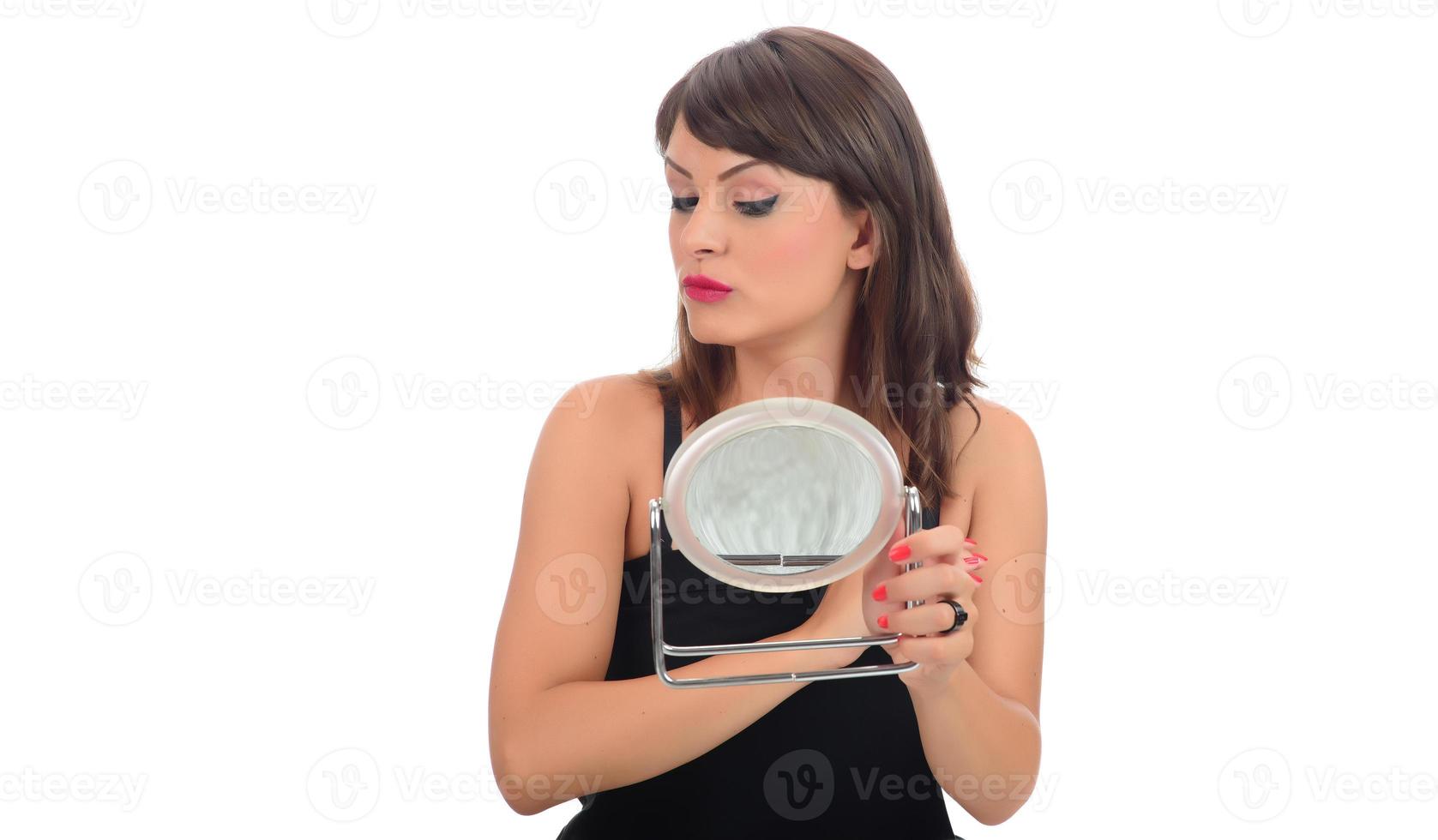 retrato de uma garota alegre e feminina delicada e atraente, tocando a pele sedosa e macia foto