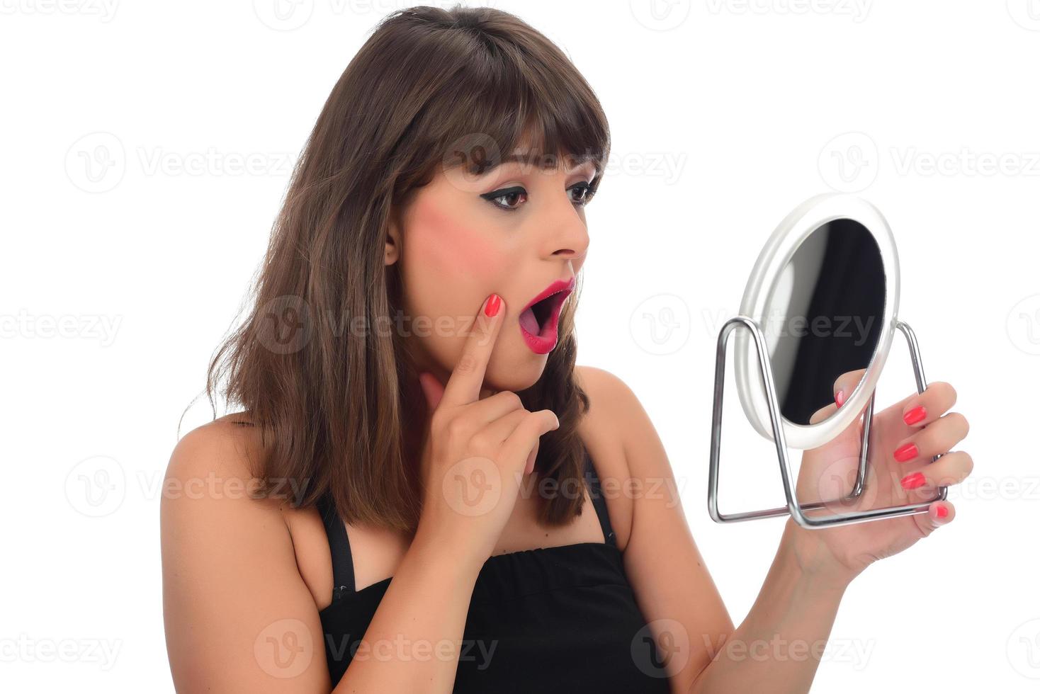 retrato de uma garota alegre e feminina delicada e atraente, tocando a pele sedosa e macia foto