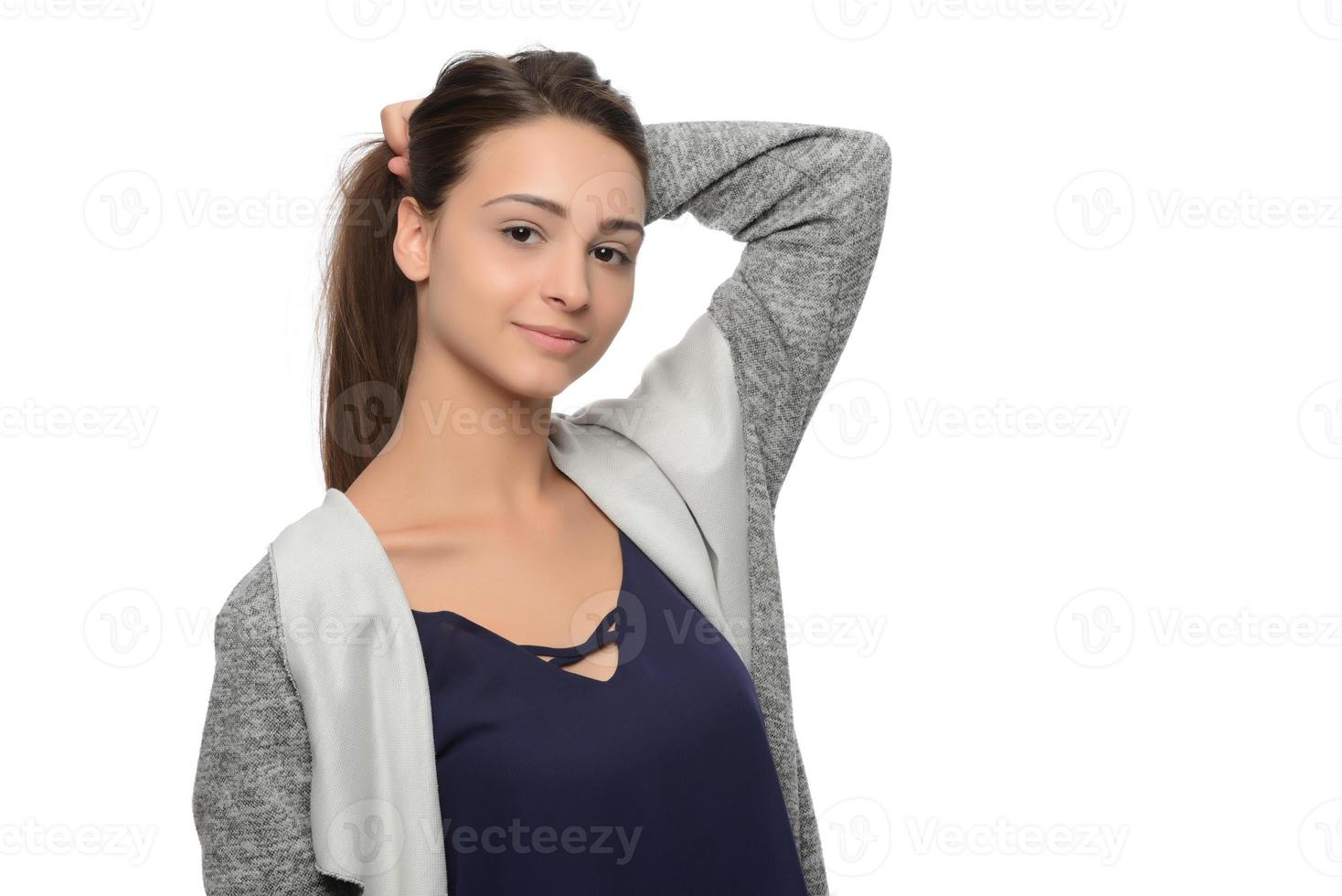 a mulher está agarrando seu cabelo. foto