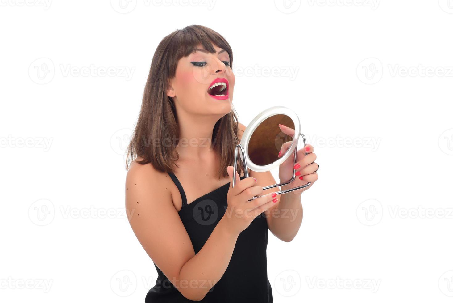 retrato de uma garota alegre e feminina delicada e atraente, tocando a pele sedosa e macia foto