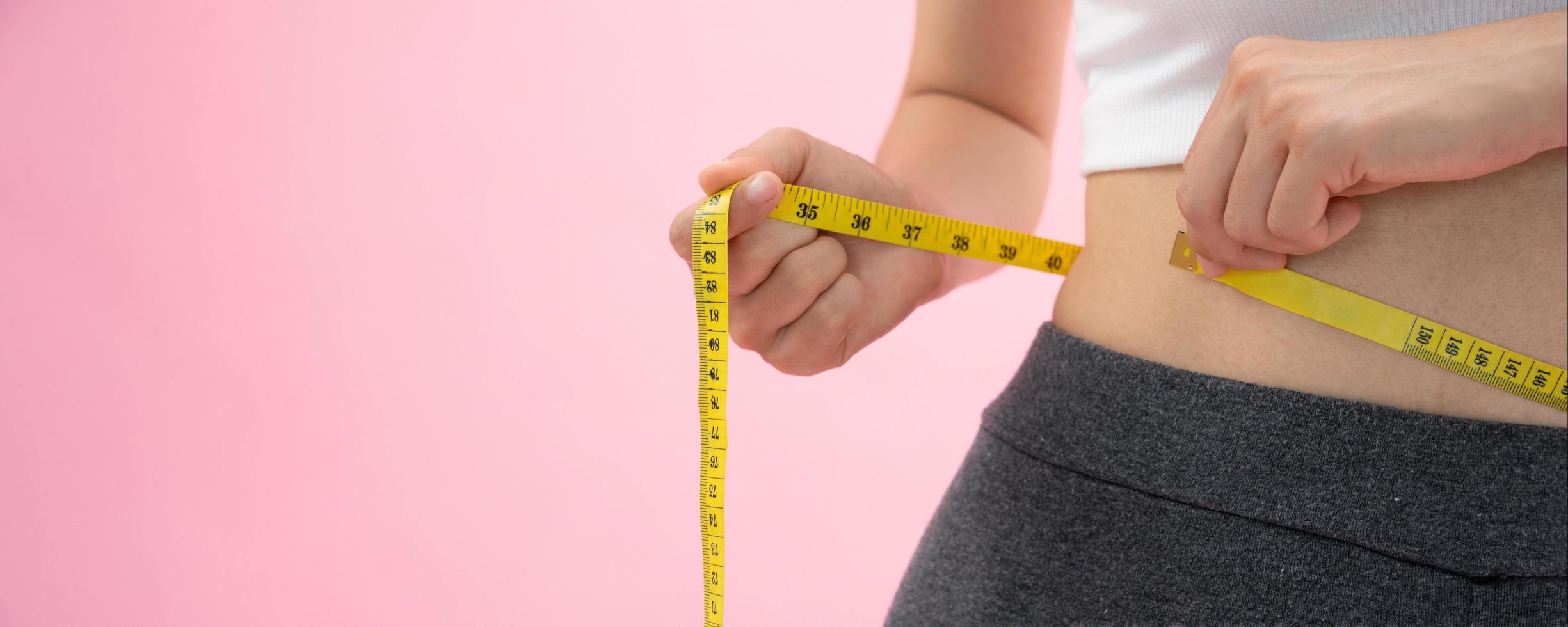 dieta e dieta. beleza corpo feminino magro usar fita métrica. mulher em roupas de ginástica atinge meta de perda de peso para uma vida saudável, louca por magreza, cintura fina, nutricionista. foto