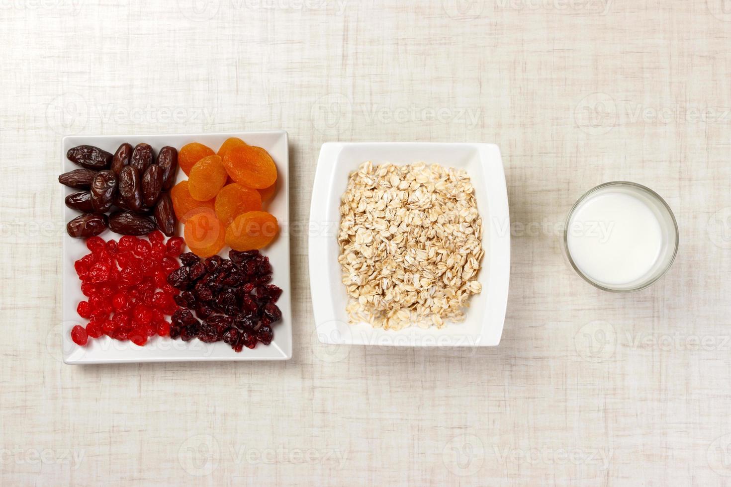 aveia com leite e frutas secas. café da manhã útil e saudável. fundo claro foto