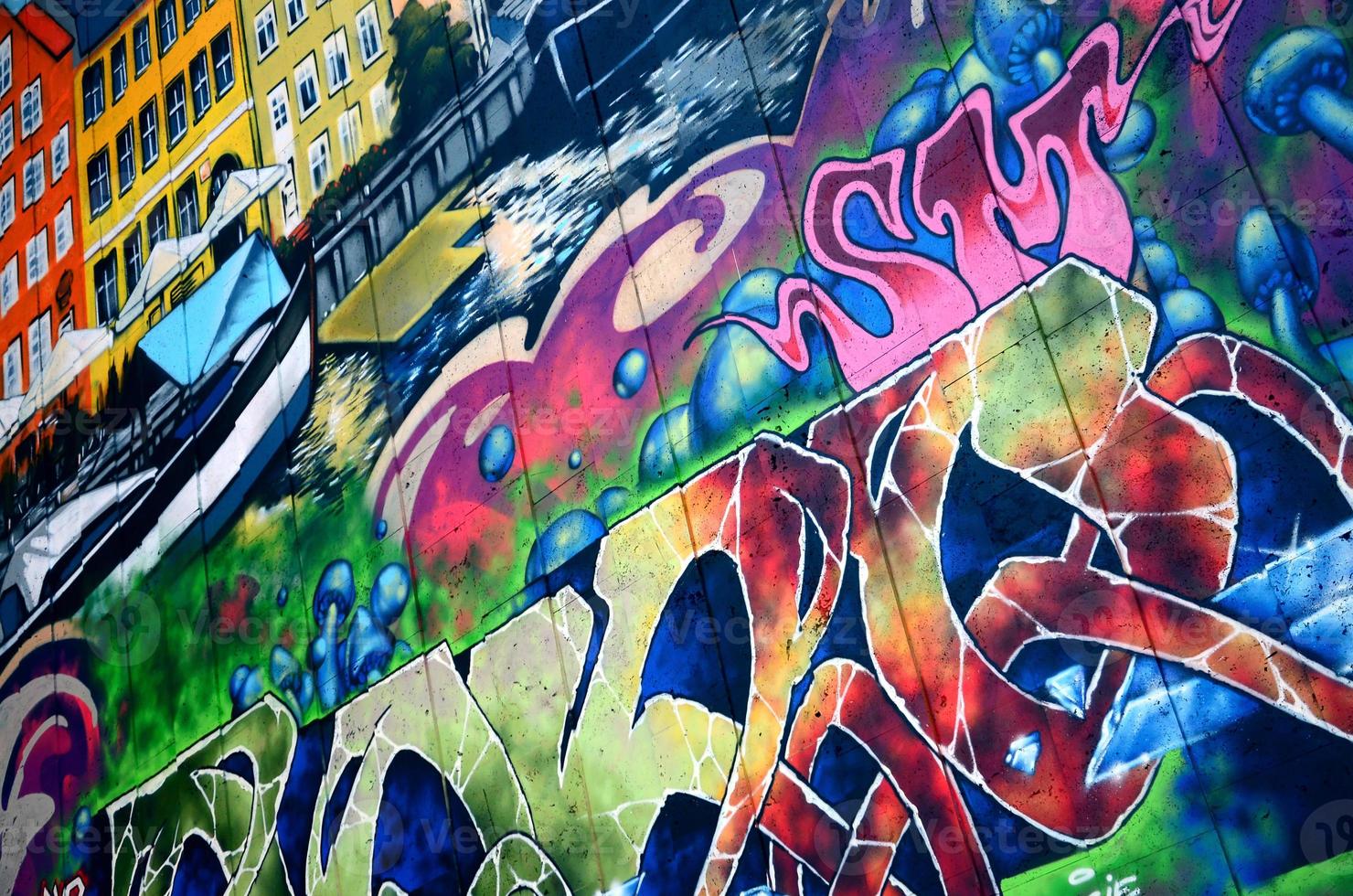 um fragmento de grafite detalhado de um desenho feito com tintas aerossol em uma parede de ladrilhos de concreto. imagem de fundo de arte de rua em cores diferentes foto