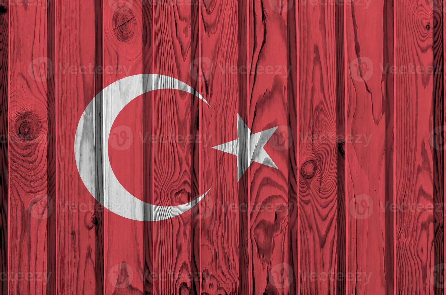 bandeira da turquia retratada em cores de tinta brilhante na parede de madeira velha. banner texturizado em fundo áspero foto