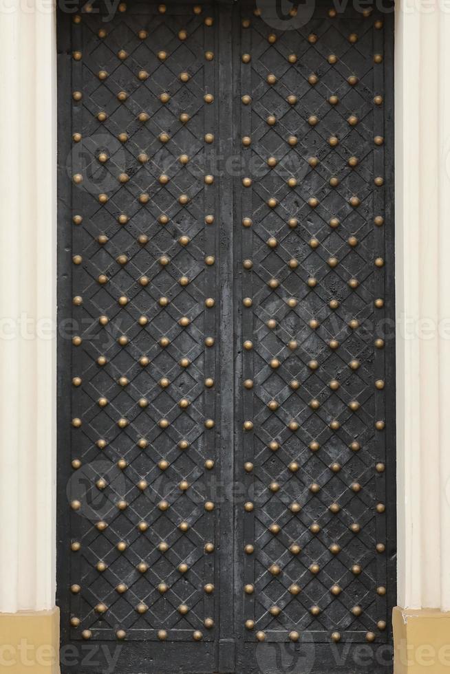 velha textura antiga de porta de metal em estilo medieval europeu foto