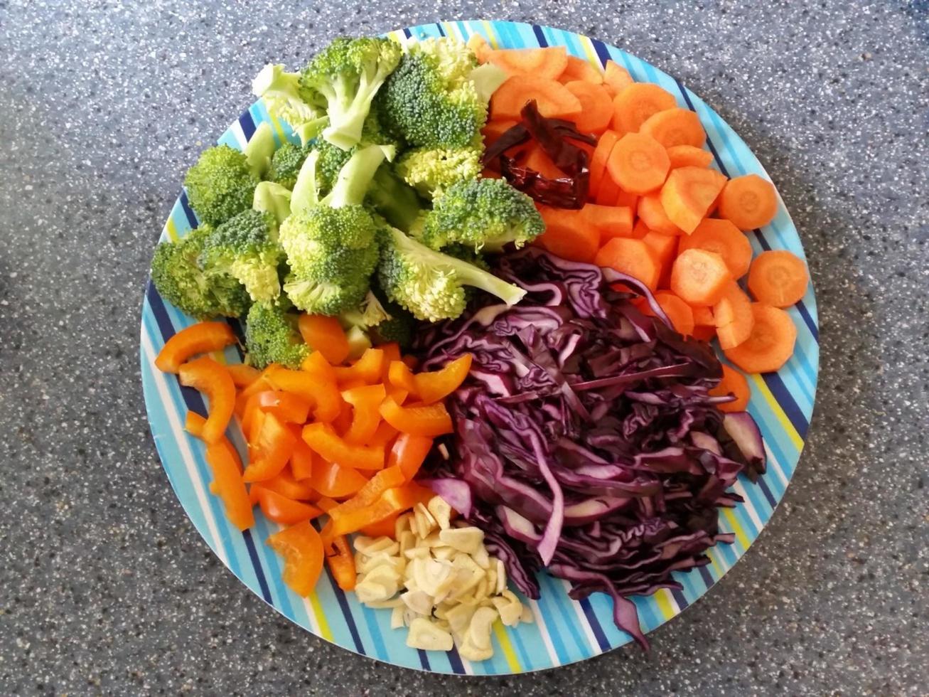 salada de legumes asiática foto