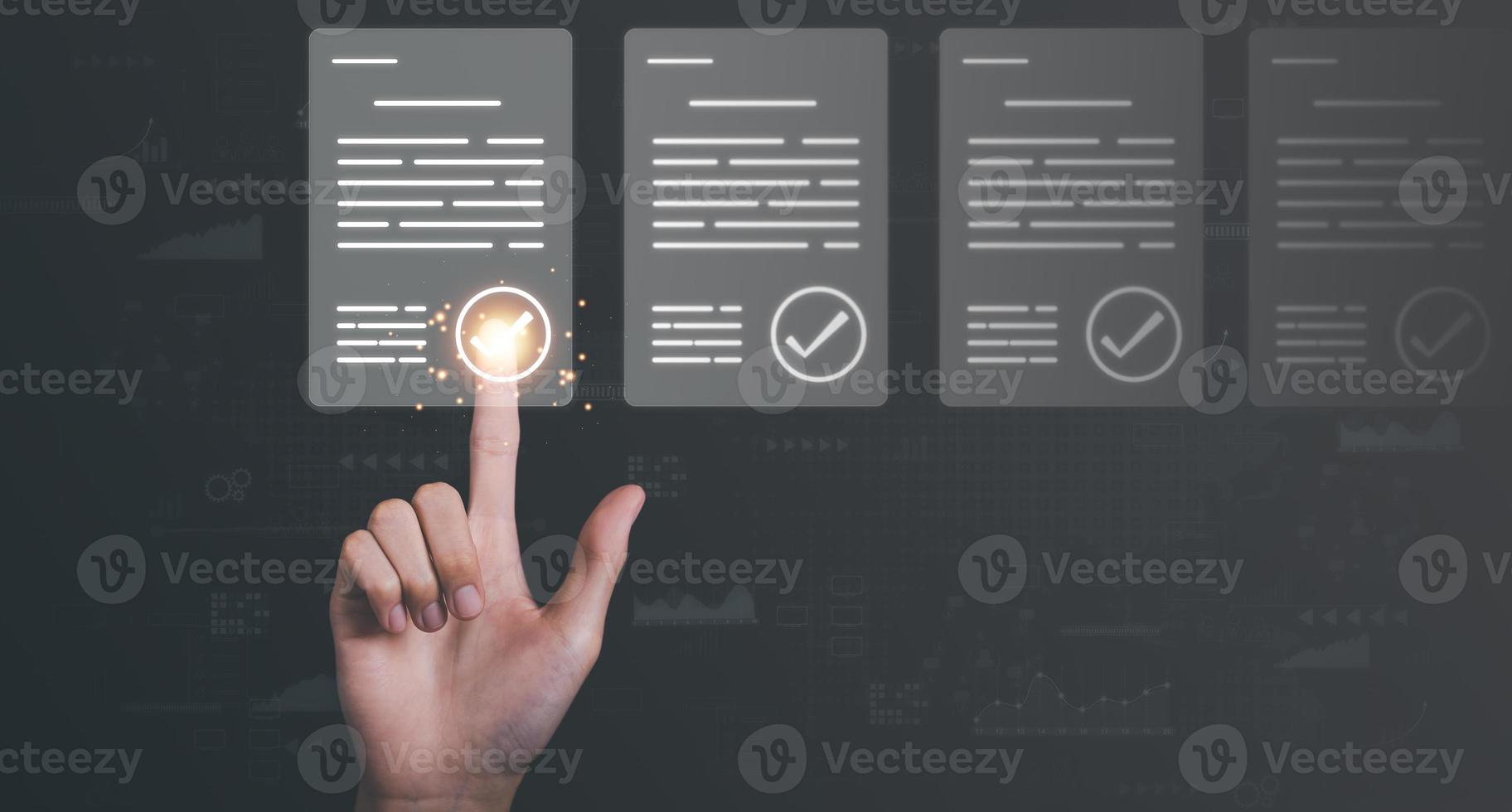 empresário verificando as etapas por meio de um documento virtual on-line com uma lista de caixas de seleção conceitos de práticas e políticas, termos e condições dos estatutos da empresa foto