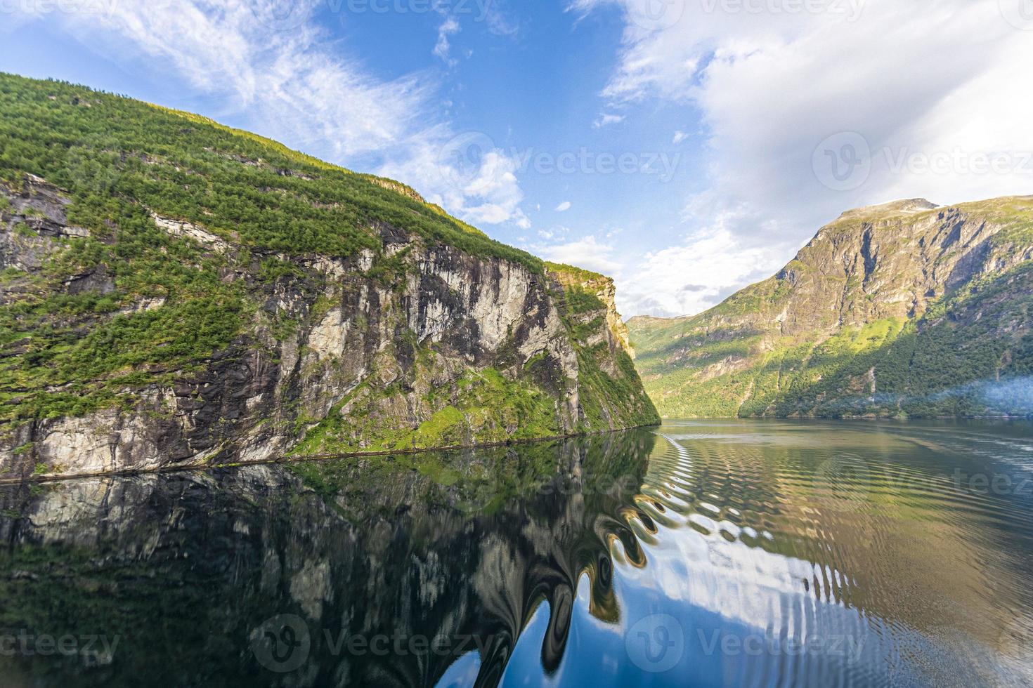 impressão do navio de cruzeiro a caminho do fiorde de geiranger, na noruega, ao nascer do sol no verão foto