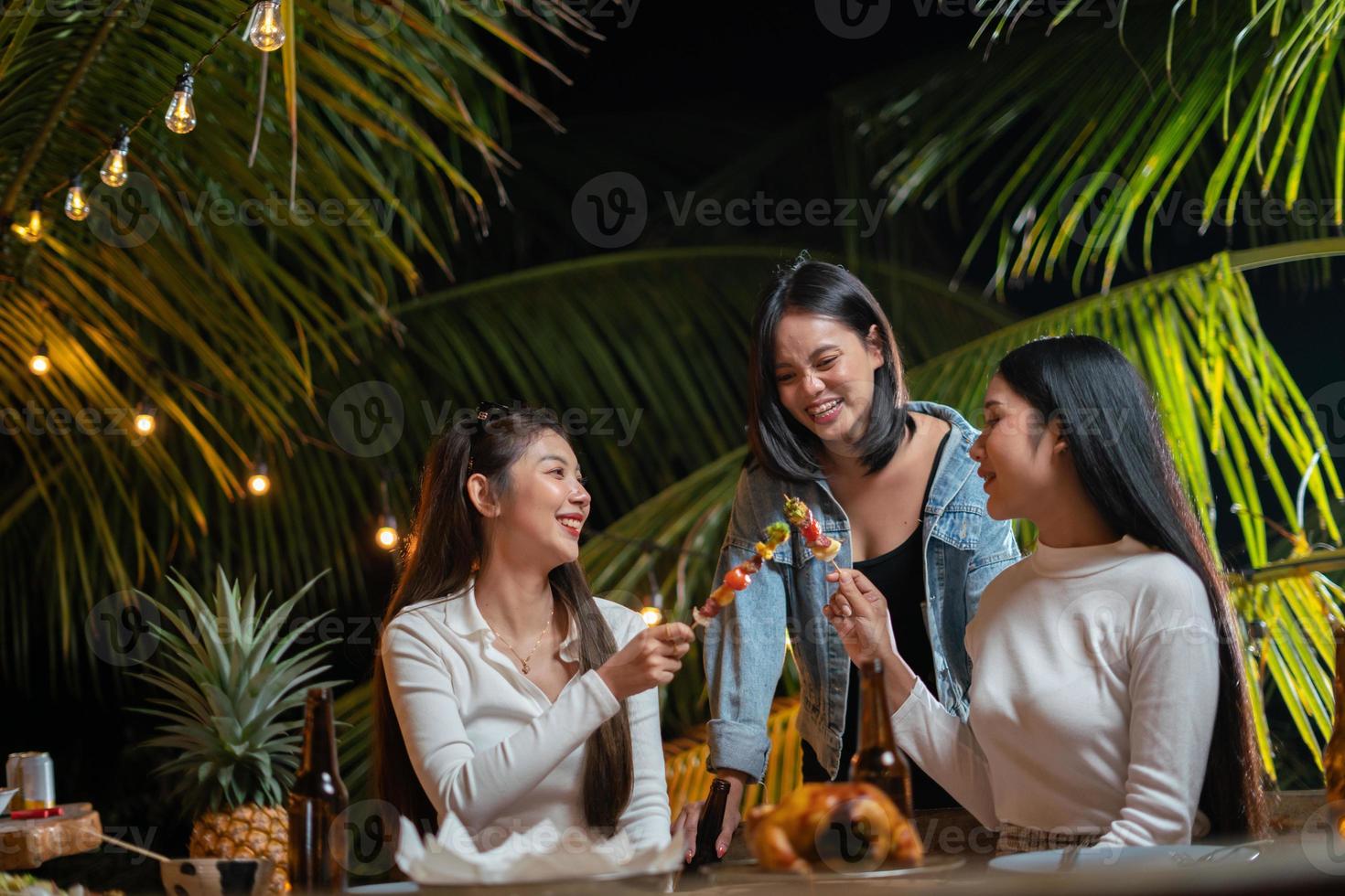 grupo de mulheres fazendo um churrasco e se divertindo bebendo cerveja na festa. foto