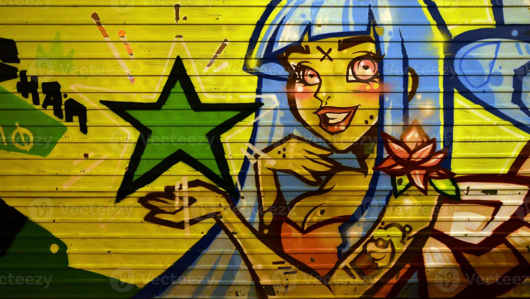 a textura da parede, decorada em desenho de grafite com a imagem de uma linda garota de cabelo azul foto