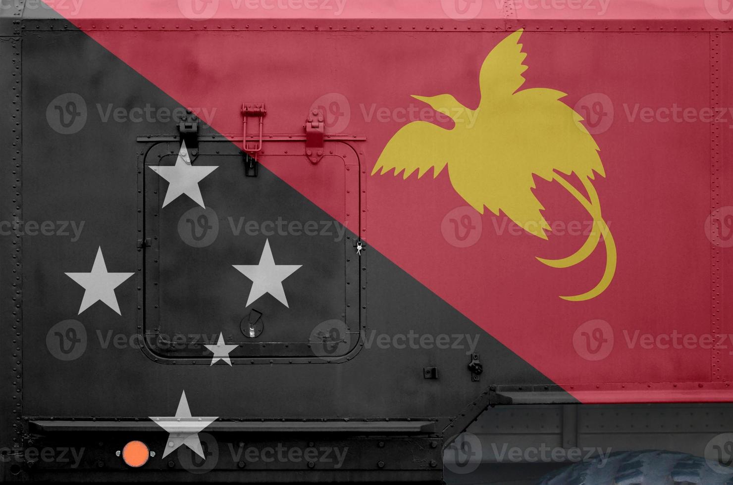 bandeira de papua nova guiné retratada na parte lateral do closeup de caminhão blindado militar. fundo conceitual das forças do exército foto