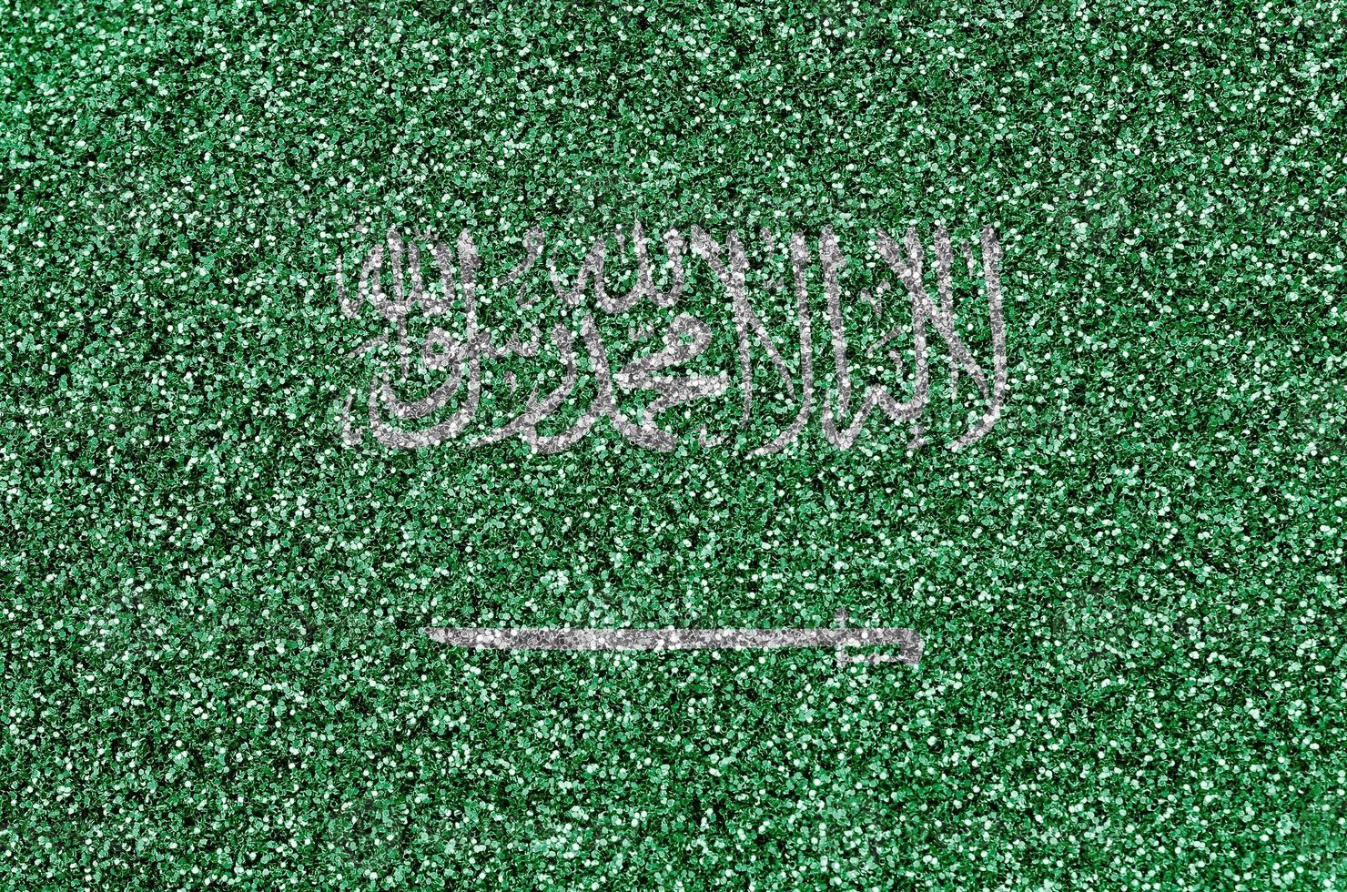 bandeira da arábia saudita retratada em muitas pequenas lantejoulas brilhantes. fundo festival colorido para festa foto