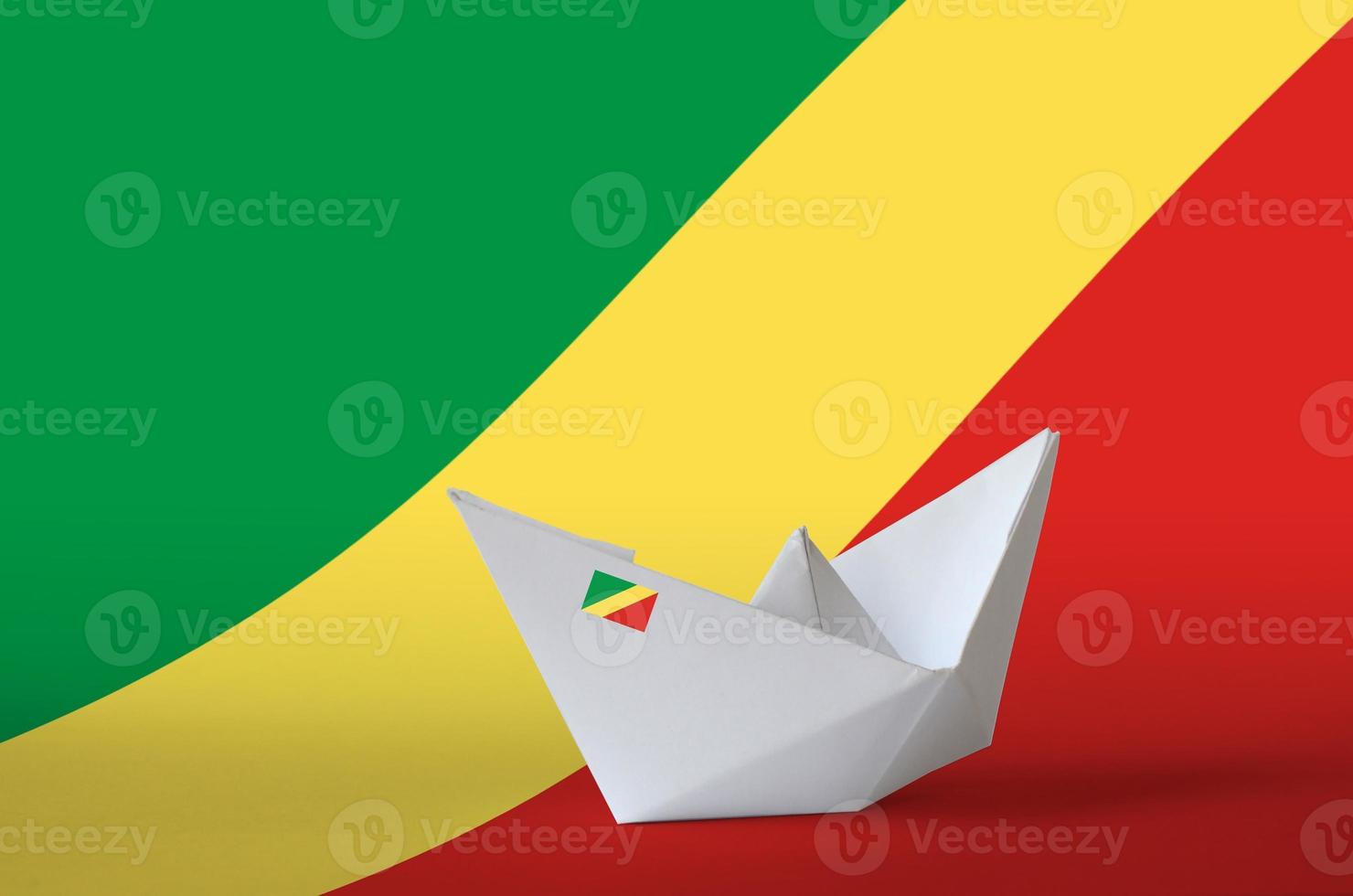 bandeira do congo retratada em closeup de navio de origami de papel. conceito de artes artesanais foto