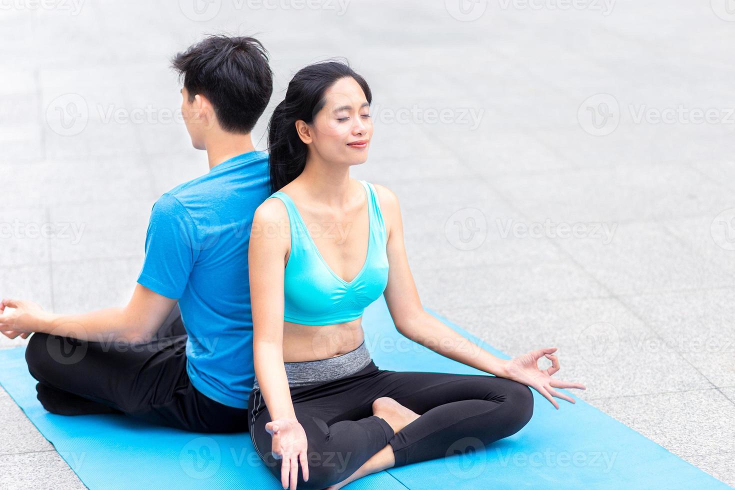 exercício de ioga de homem e mulher saudável para relaxar