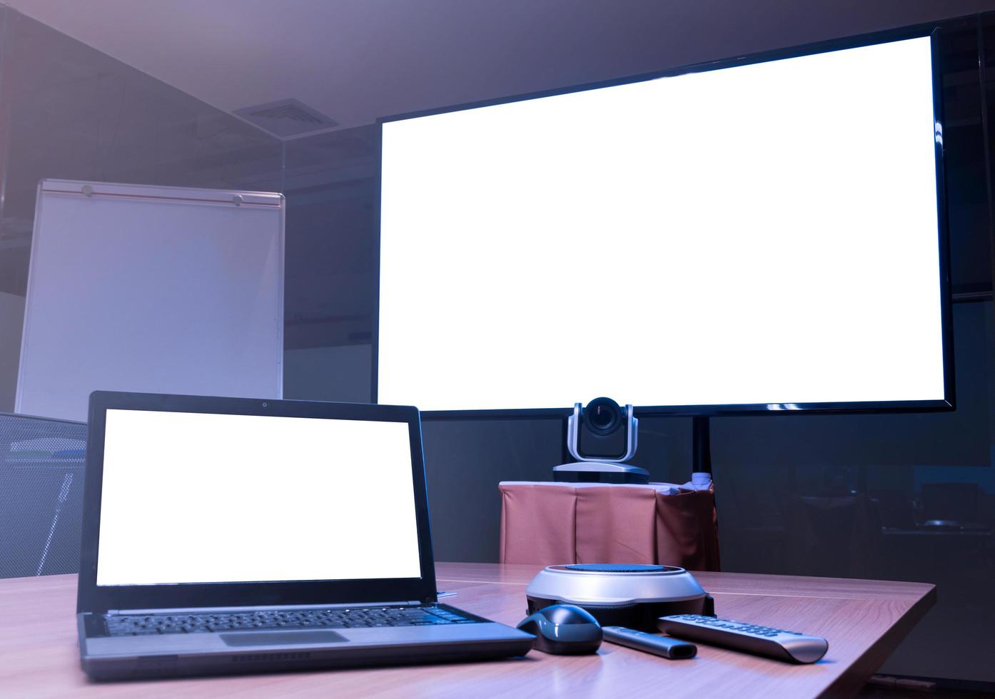 tela branca em exibição laptop e televisão na sala de reuniões foto
