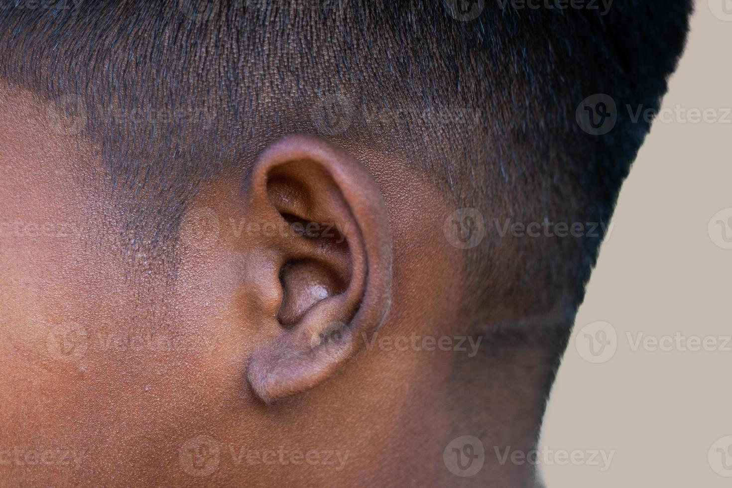 ouvido humano - perto da orelha de um homem, sua parte do corpo ajuda a ouvir as ondas sonoras. foto