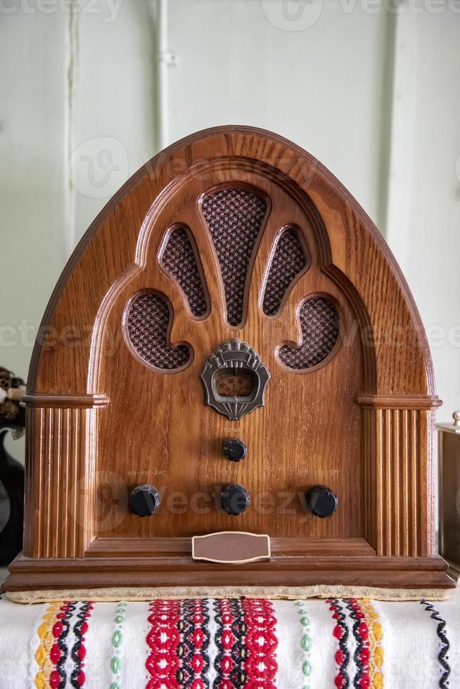 velho rádio de madeira retrô em cima da mesa. visão vertical foto