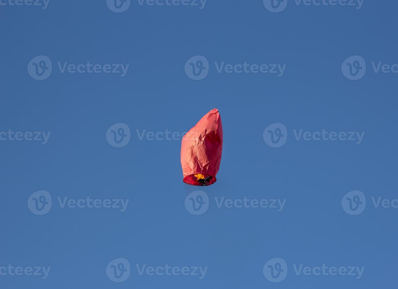 lanterna voadora em forma de coração chinês vermelho voa, lanterna voadora, balão de ar quente. lanterna voa alto no céu azul. foto