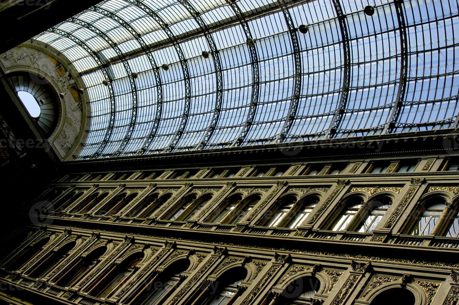vista de alto ângulo do teto da galeria em nápoles, itália. foto