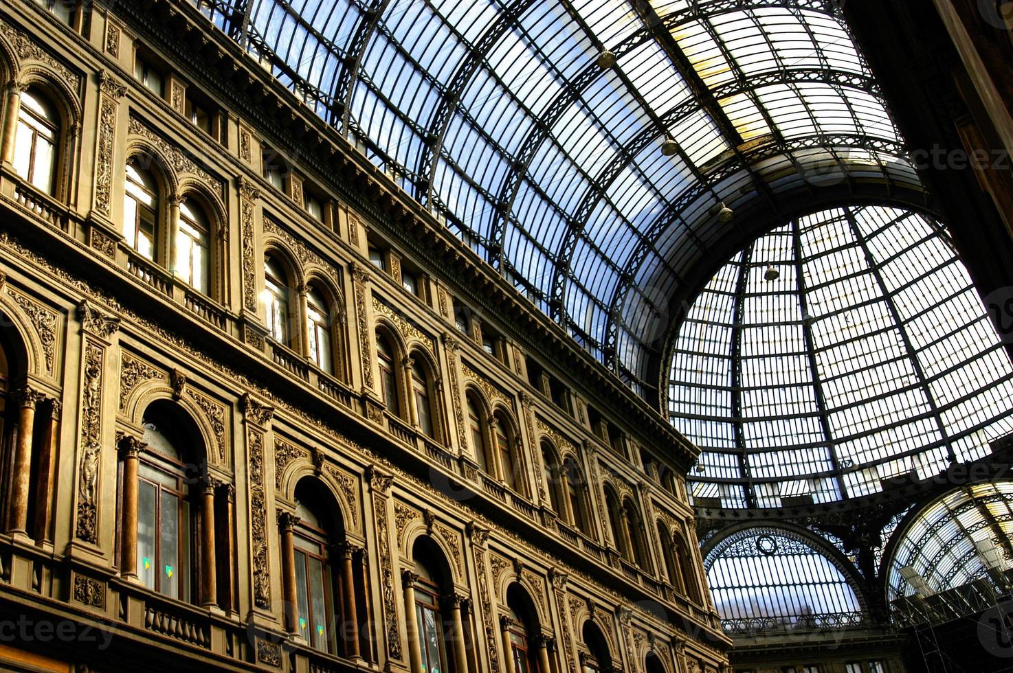 teto de vidro da galleria umberto i em nápoles, itália. foto