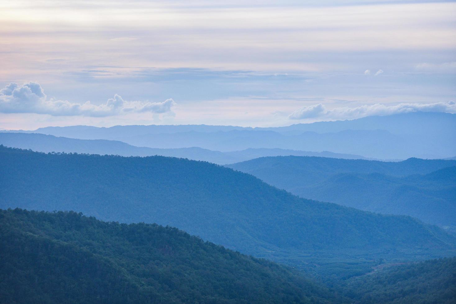 fundo de vista de paisagem de montanha azul - floresta tropical natureza paisagem de montanha tailândia foto