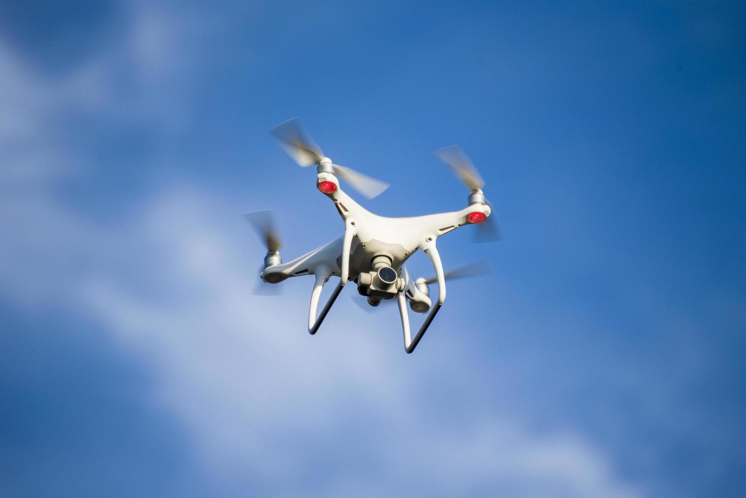 drone voando no céu com ar de tecnologia de câmera e tirando fotos para visão superior