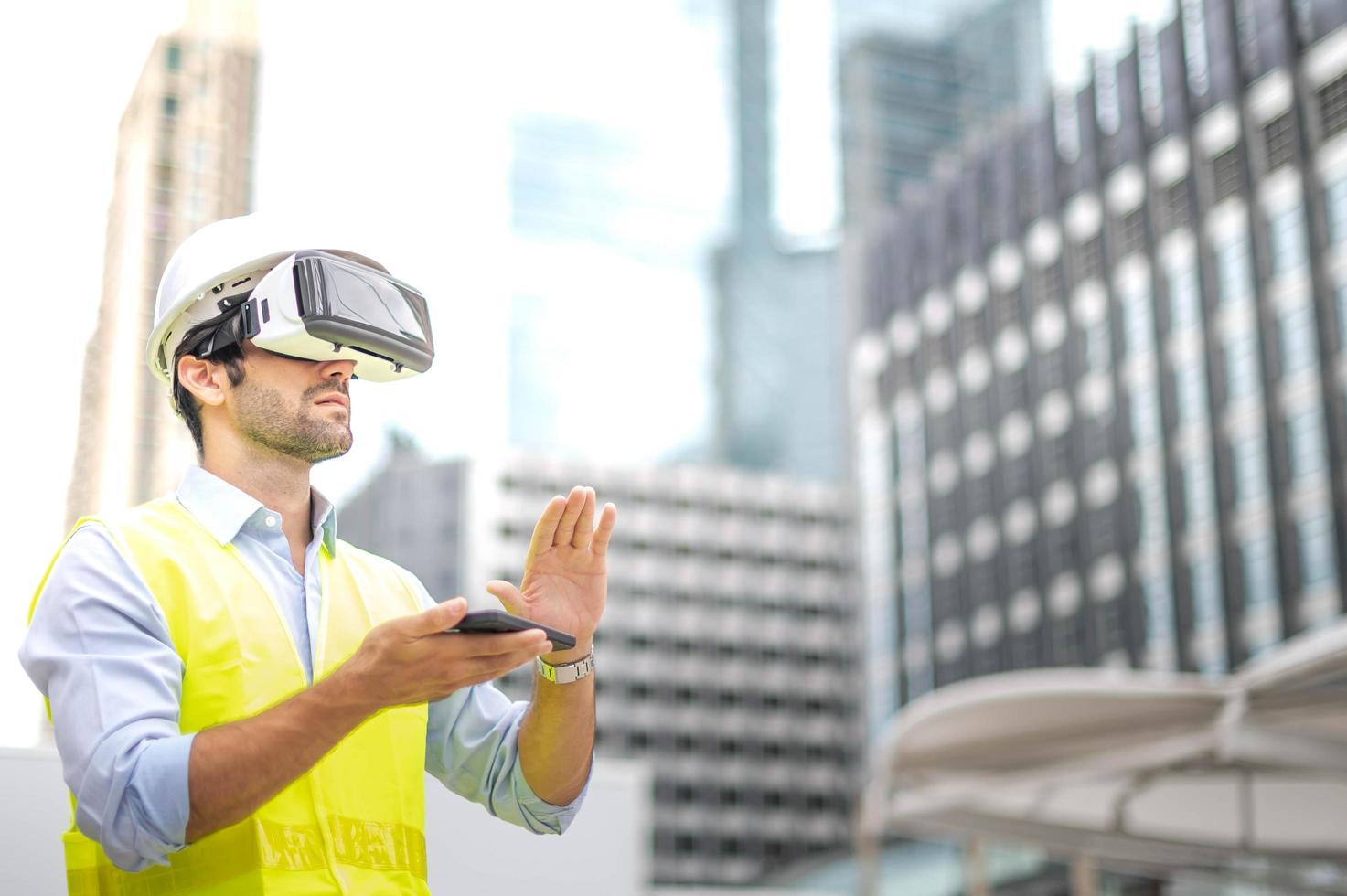 homem caucasiano usa óculos vr assistindo vídeo para entretenimento, trabalho, tempo livre e estudo, enquanto segura um smartphone para controlar os óculos vr. foto