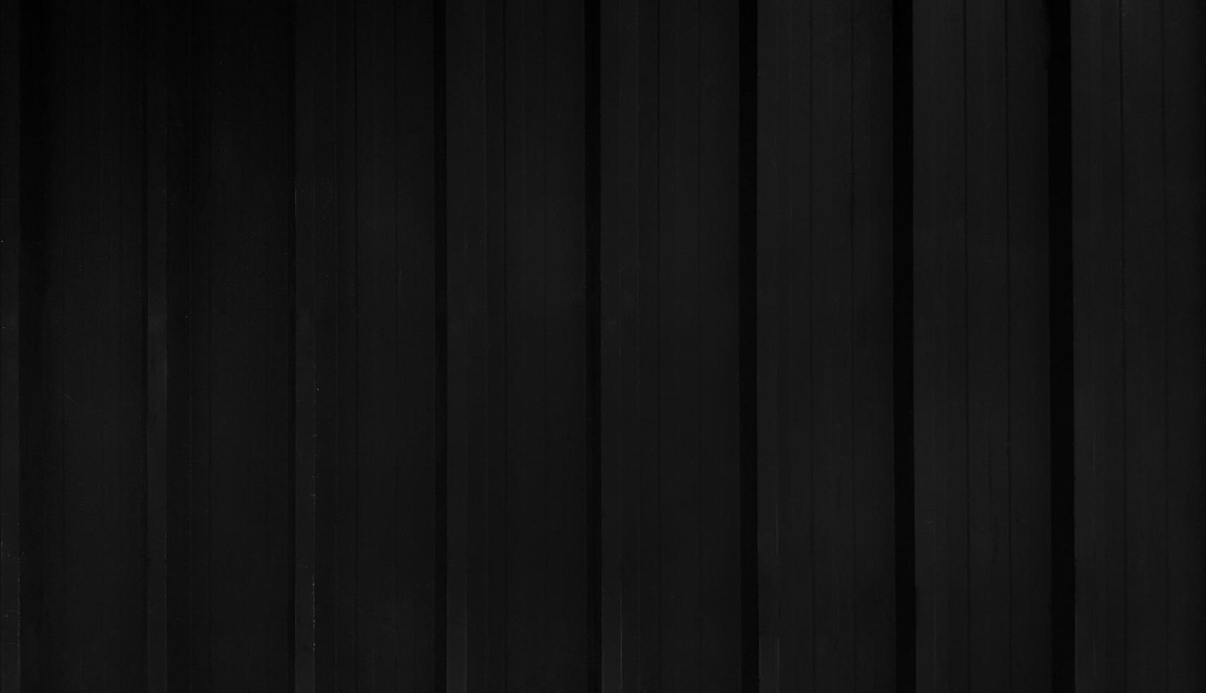 fundo de aço inoxidável preto em tom vintage. parede da porta do obturador escuro com espaço de cópia. padrão de linha do conceito de papel de parede de cortina ou zinco. foto