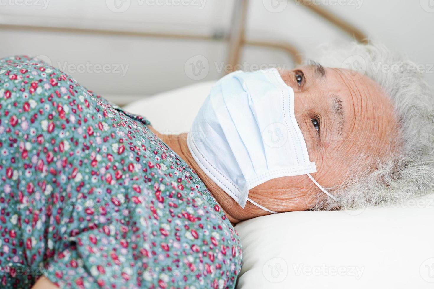paciente idosa asiática usando uma máscara para proteger o coronavírus covid-19. foto