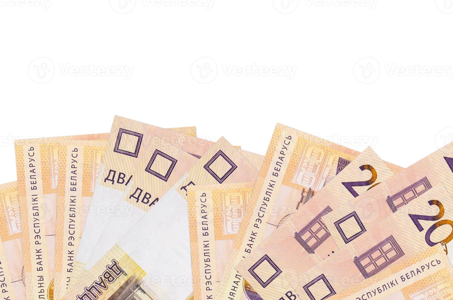 Notas de 20 rublos bielorrussos estão na parte inferior da tela, isoladas no fundo branco com espaço de cópia. modelo de banner de fundo foto