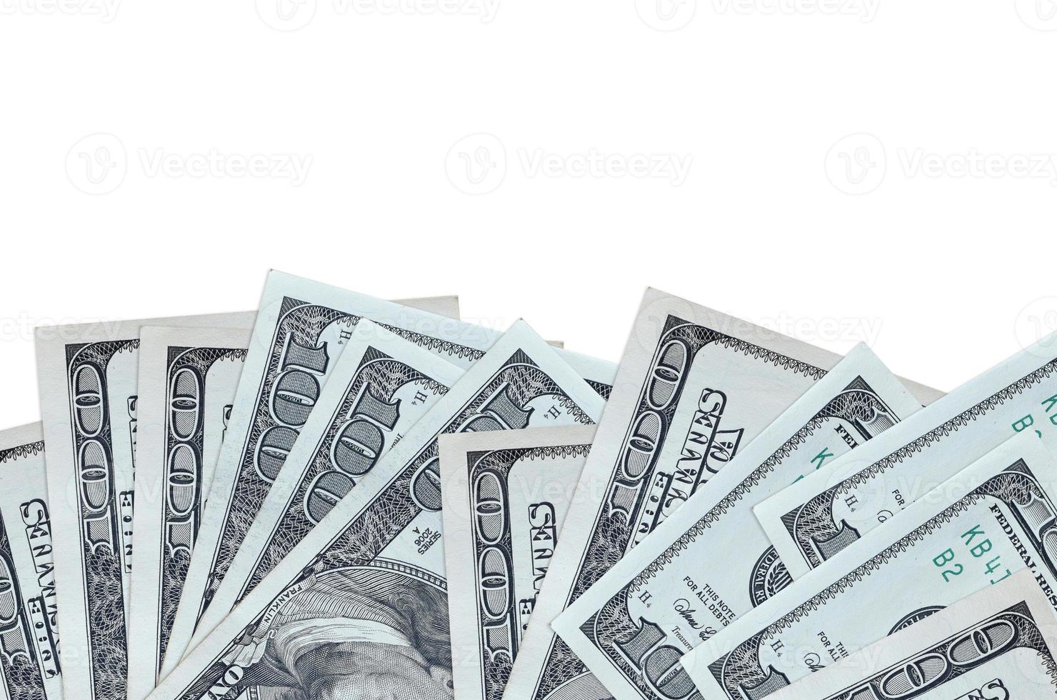 Notas de 100 dólares americanos encontram-se na parte inferior da tela isolada no fundo branco com espaço de cópia. modelo de banner de fundo foto