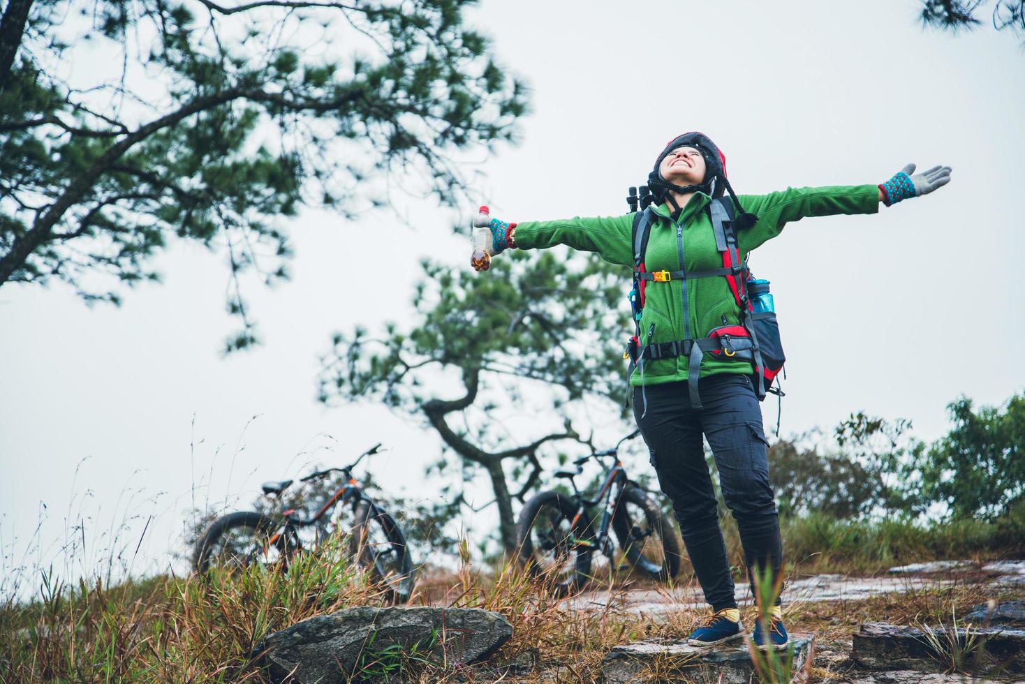 mulher asiática viajar fotografia natureza. viajar relaxar andar em um deserto de bicicleta em estado selvagem. Tailândia foto