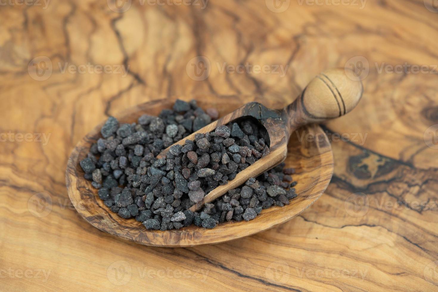 muitos cristais de sal em madeira de oliveira foto