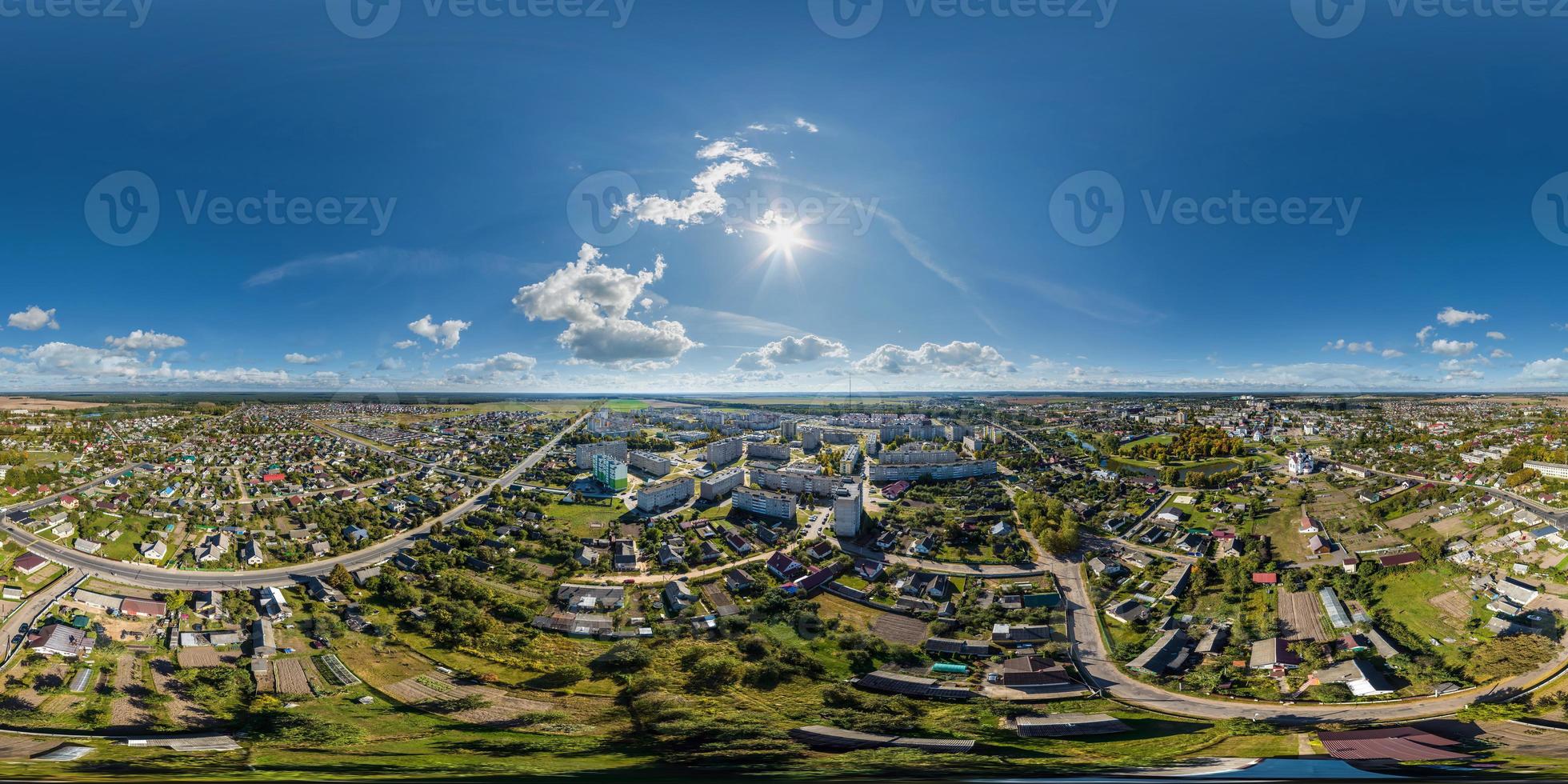 vista panorâmica hdri 360 esférica completa aérea sem costura acima do entroncamento rodoviário com tráfego em uma pequena cidade provincial com setor privado e prédios de apartamentos altos em projeção equiretangular. foto