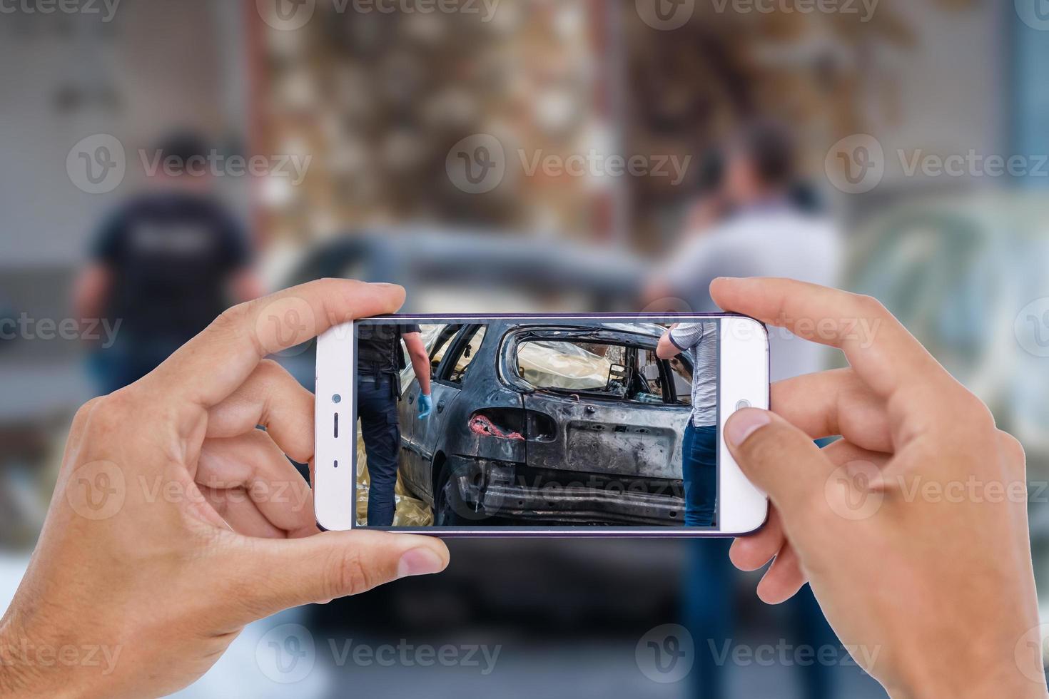 acidente de carro danificado com a mão usando smartphone tirando foto