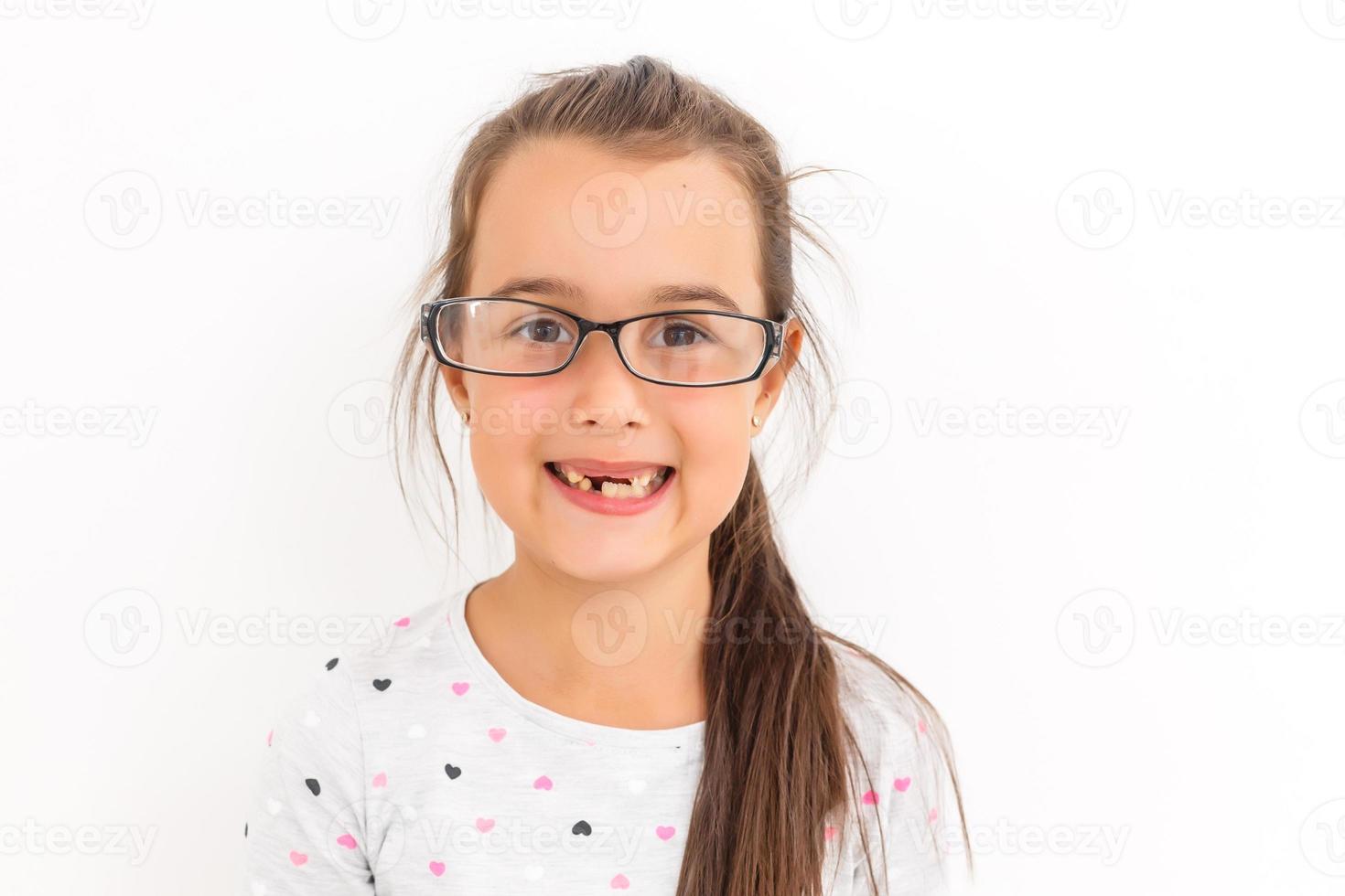 menina primeiro dente faltando em um fundo branco foto